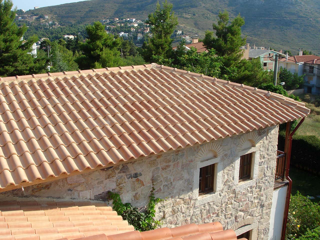 Στέγη με κίτρινα κεραμίδια στο Διόνυσο Αττικής